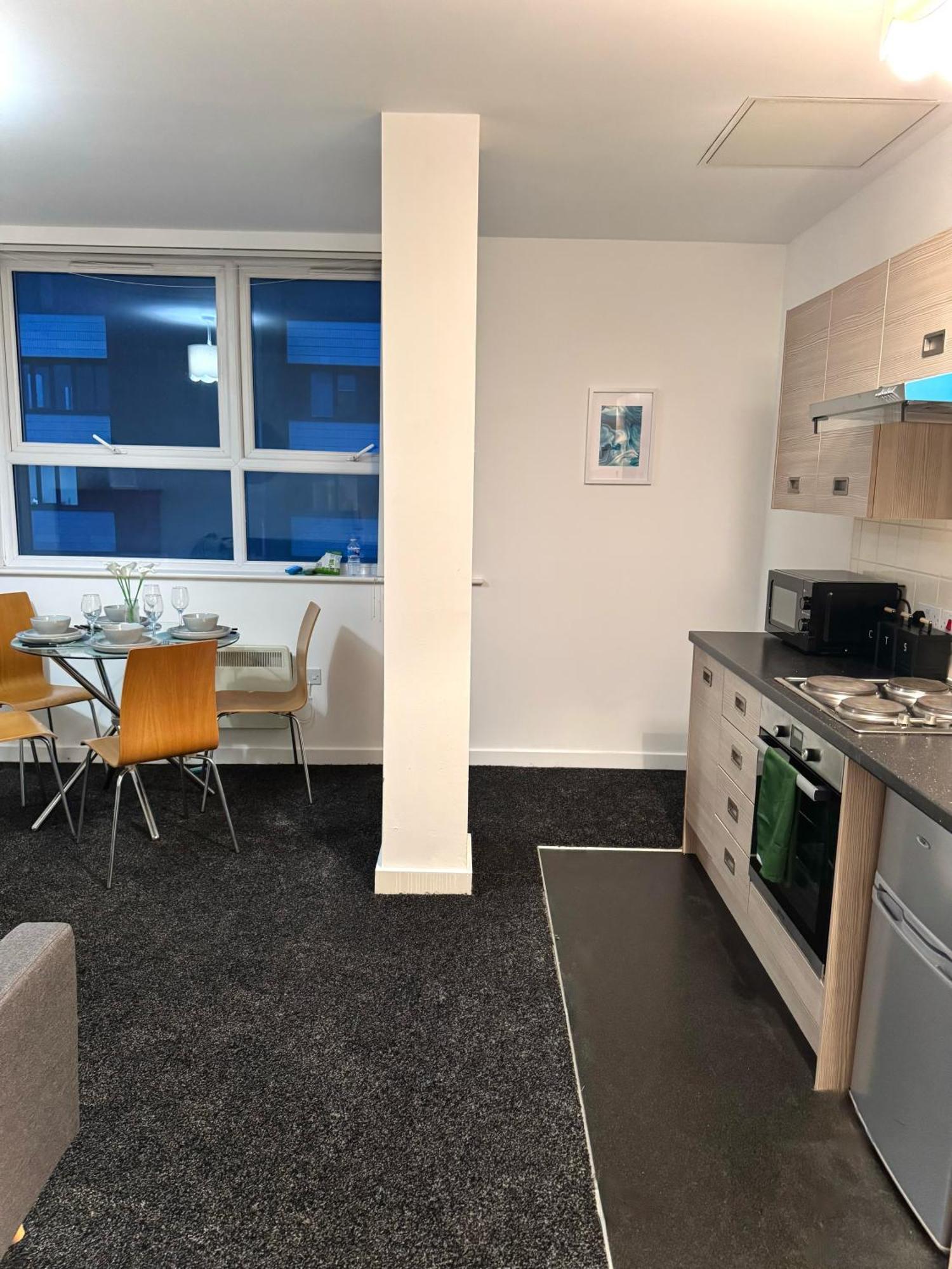 The Trafford Luxe , Garage Parking, Self Check-in Anytime - Perfect For Late Arrivals, Ultra- Fast Wi-fi, 5 Mins To Old Trafford Stadium