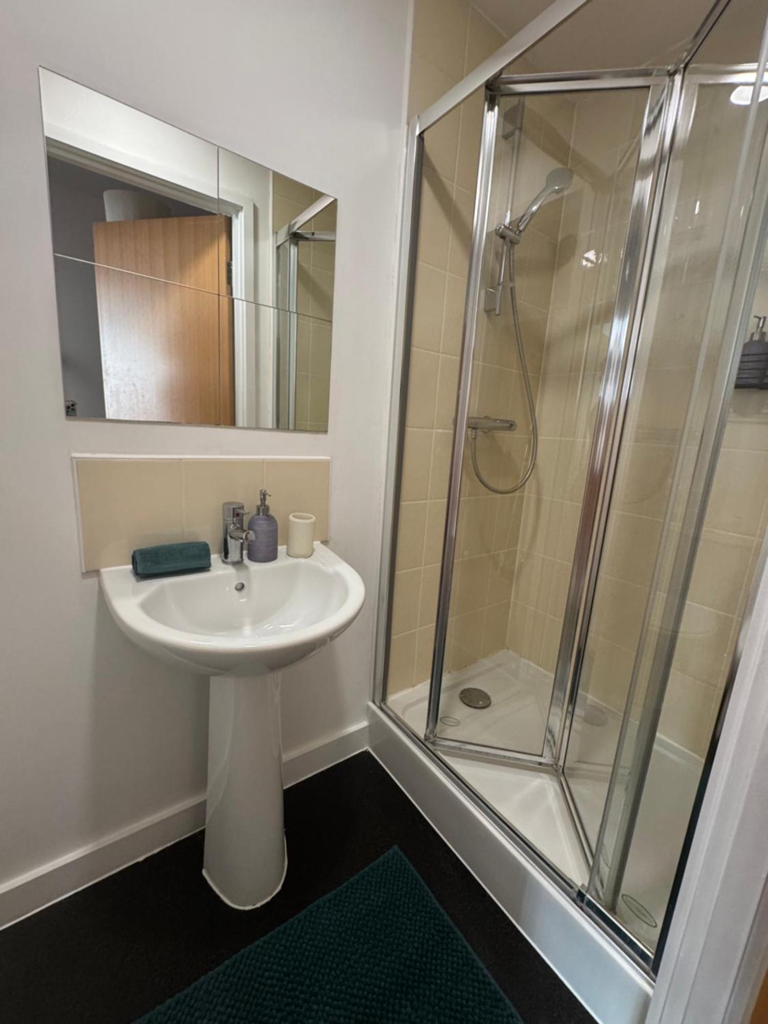 Apartment The Trafford Luxe , Garage Parking, Self Check-in Anytime - Perfect For Late Arrivals, Ultra- Fast Wi-fi, 5 Mins To Old Trafford Stadium Manchester