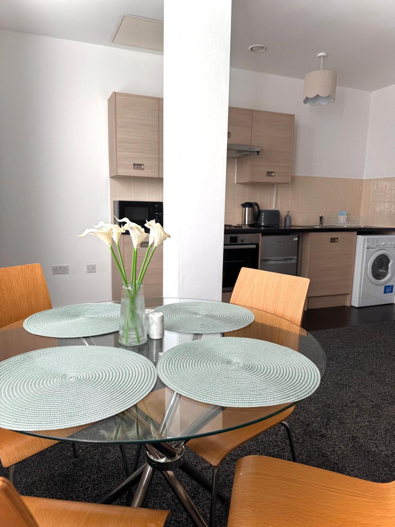 The Trafford Luxe , Garage Parking, Self Check-in Anytime - Perfect For Late Arrivals, Ultra- Fast Wi-fi, 5 Mins To Old Trafford Stadium * Manchester