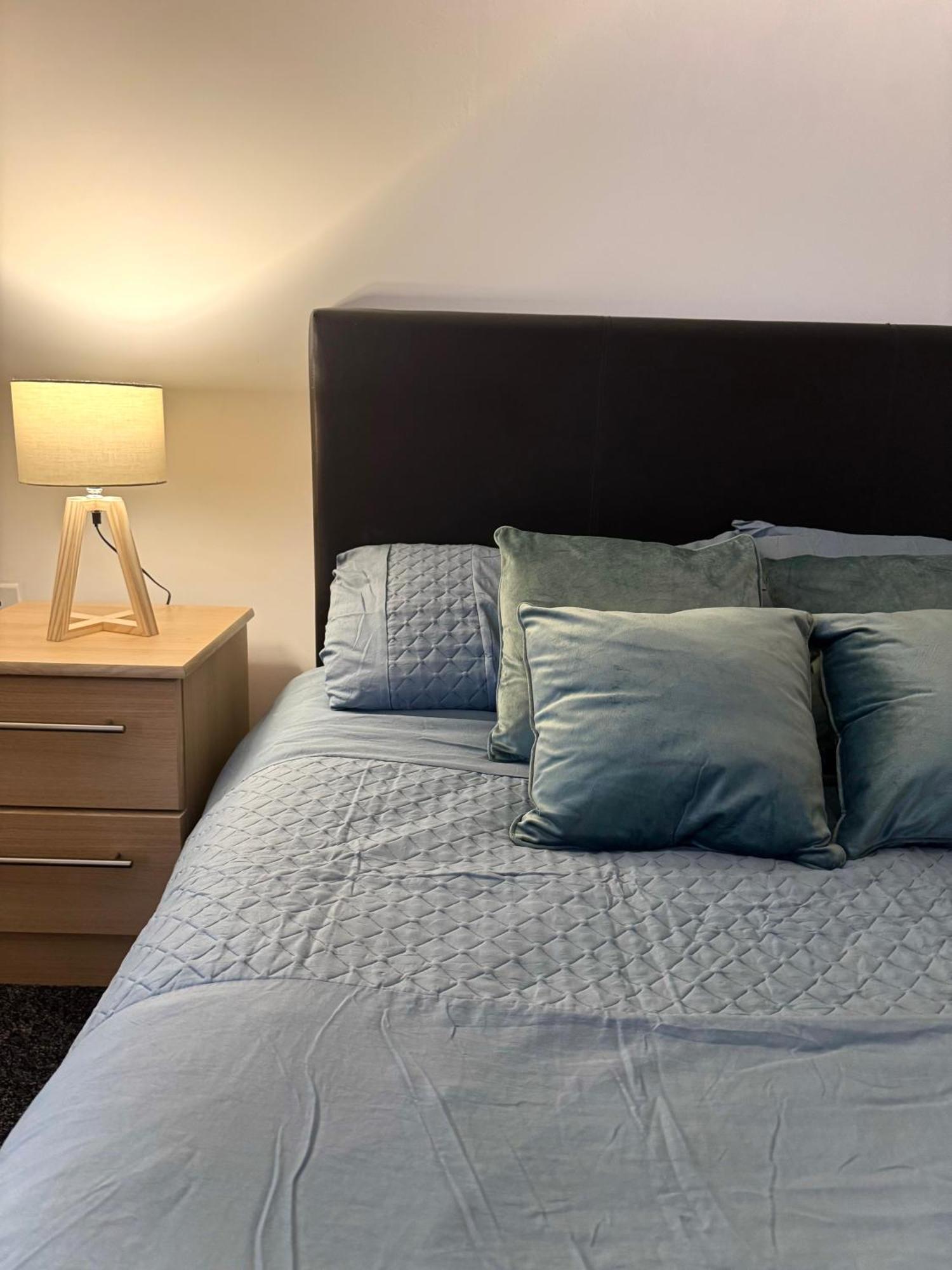 The Trafford Luxe , Garage Parking, Self Check-in Anytime - Perfect For Late Arrivals, Ultra- Fast Wi-fi, 5 Mins To Old Trafford Stadium Manchester