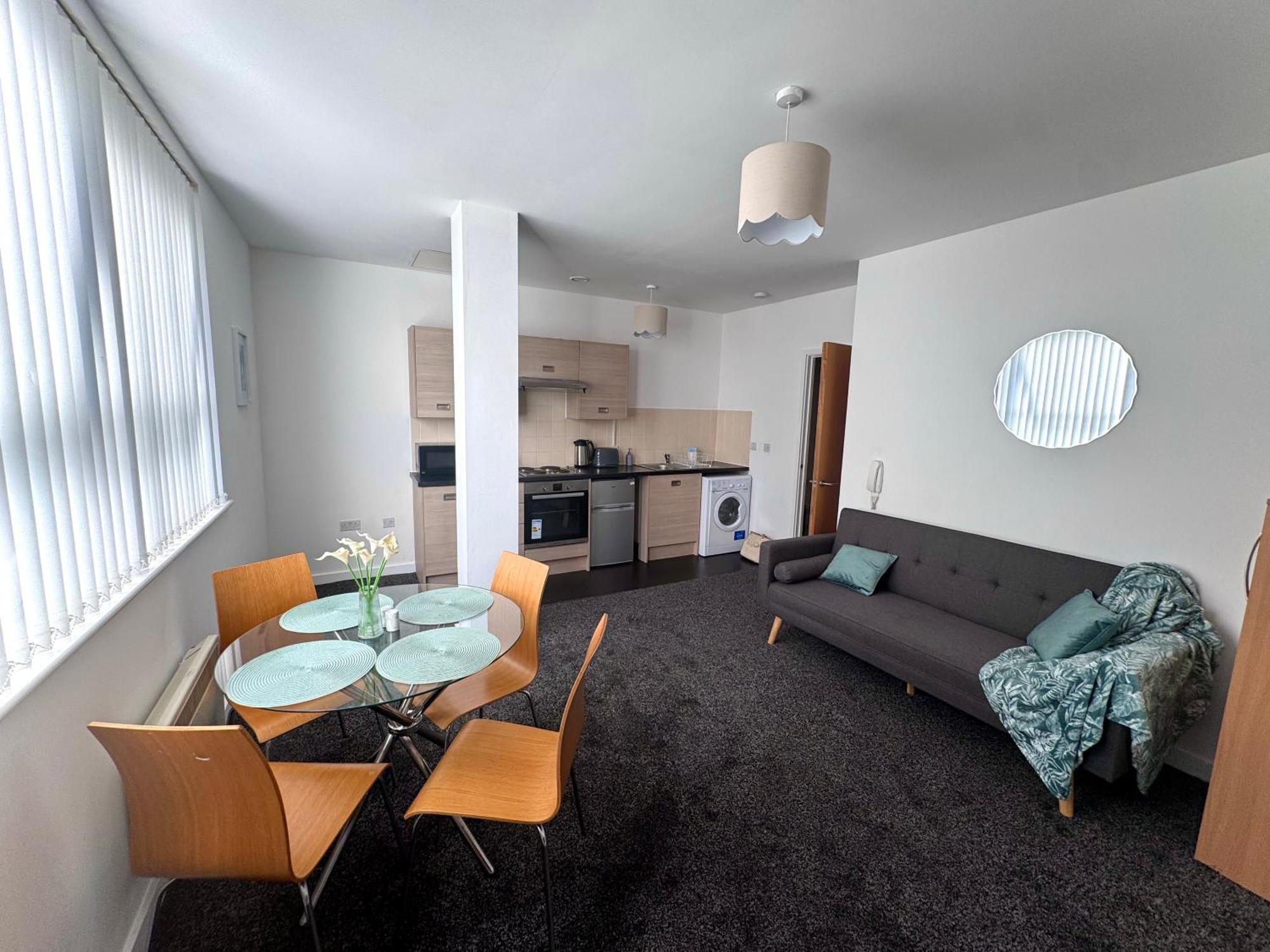 Apartment The Trafford Luxe , Garage Parking, Self Check-in Anytime - Perfect For Late Arrivals, Ultra- Fast Wi-fi, 5 Mins To Old Trafford Stadium