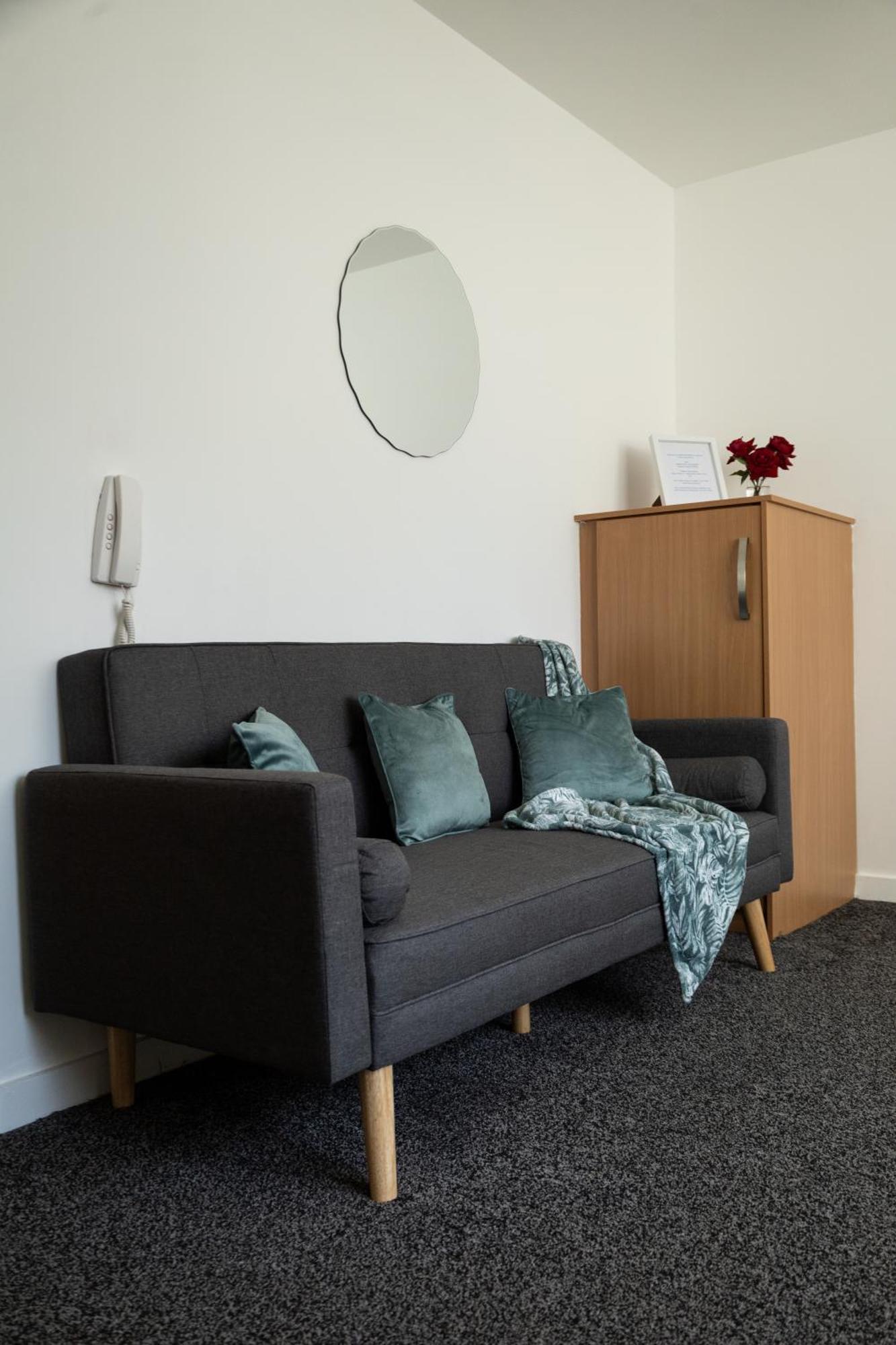 The Trafford Luxe , Garage Parking, Self Check-in Anytime - Perfect For Late Arrivals, Ultra- Fast Wi-fi, 5 Mins To Old Trafford Stadium Apartment