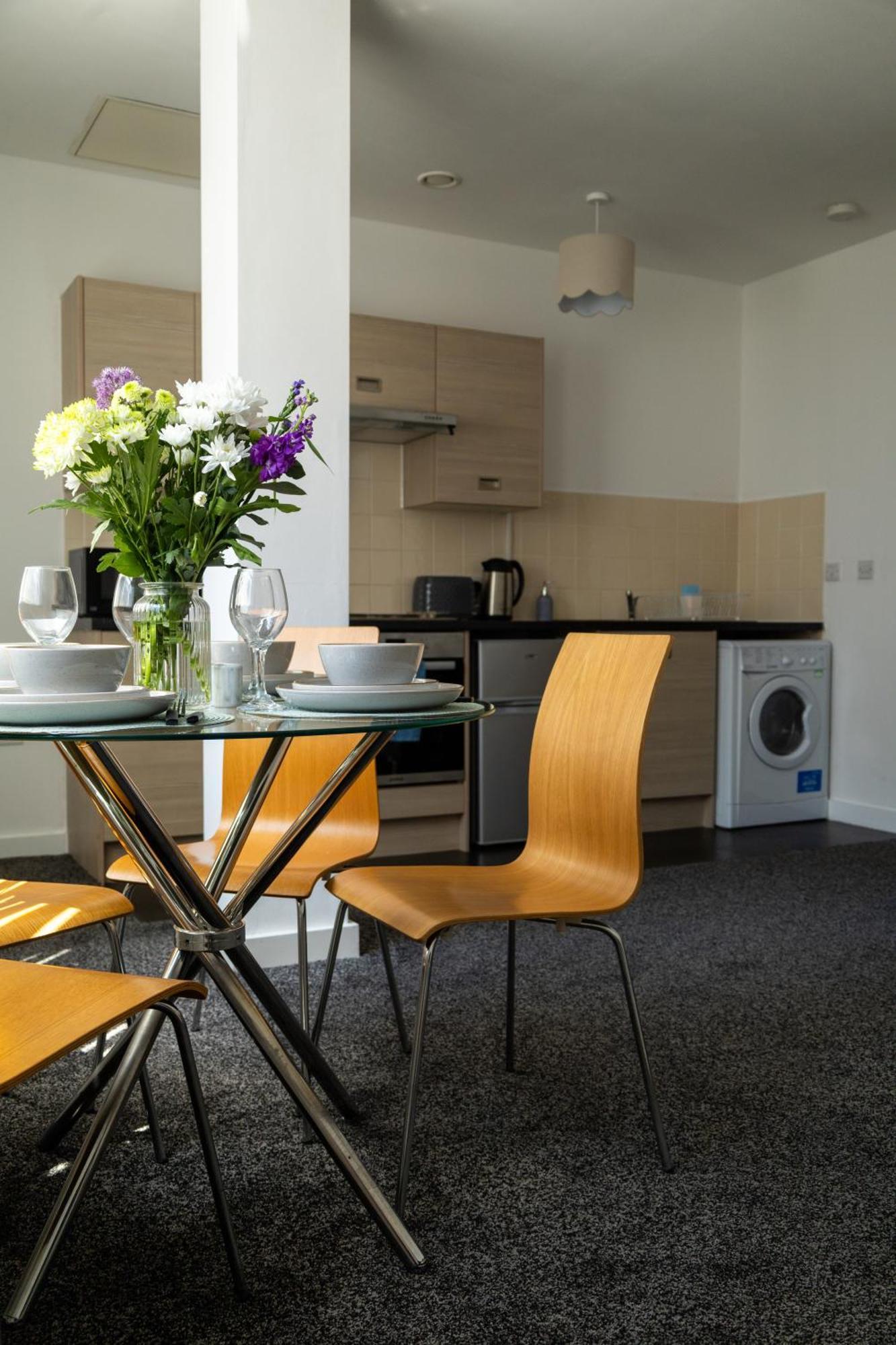 The Trafford Luxe , Garage Parking, Self Check-in Anytime - Perfect For Late Arrivals, Ultra- Fast Wi-fi, 5 Mins To Old Trafford Stadium *