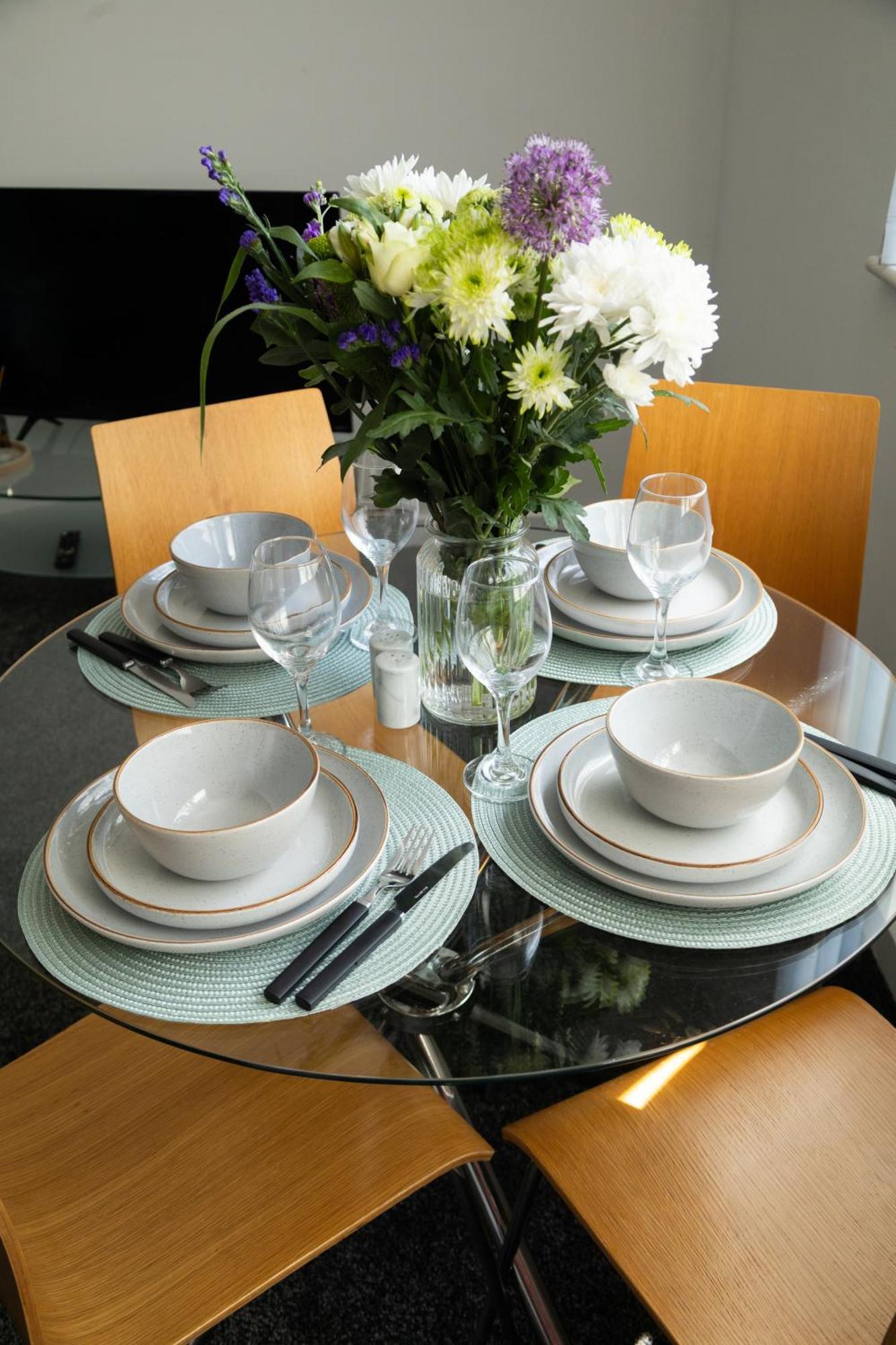 Apartment The Trafford Luxe , Garage Parking, Self Check-in Anytime - Perfect For Late Arrivals, Ultra- Fast Wi-fi, 5 Mins To Old Trafford Stadium Manchester